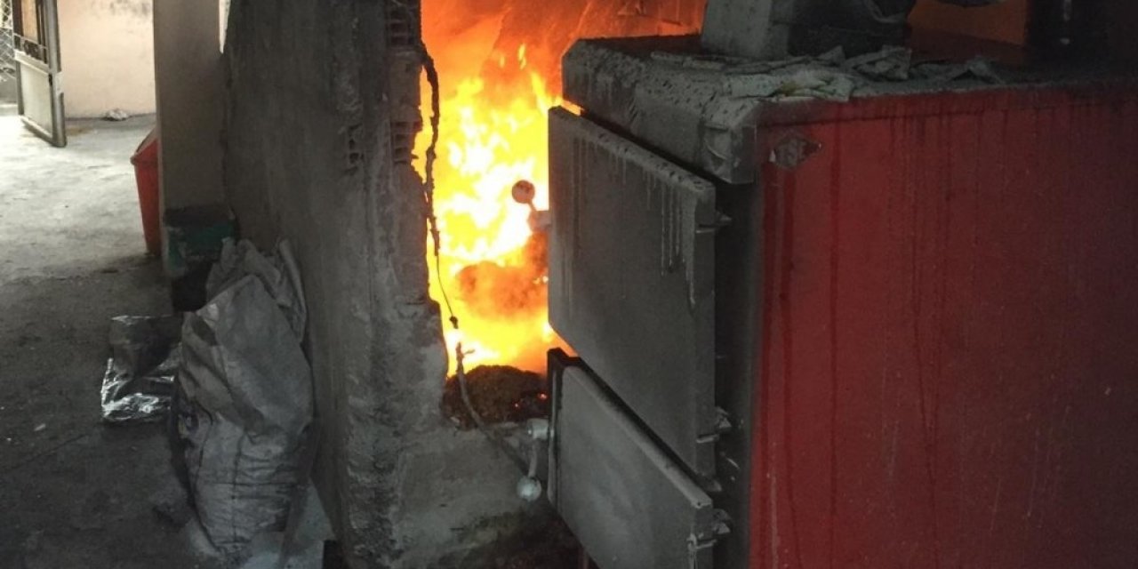 Kömürlükte çıkan yangın bina sakinlerini korkuttu