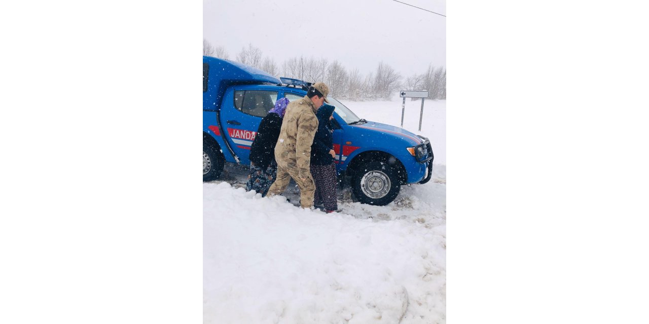 Jandarma karda evinde mahsur kalan 3 diyaliz hastası için seferber oldu