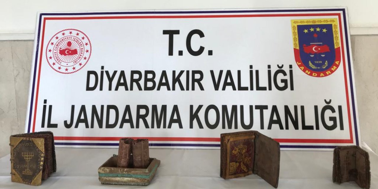 Diyarbakır'da deri üzerine yazılı 3 kitap ve ferman ele geçirildi