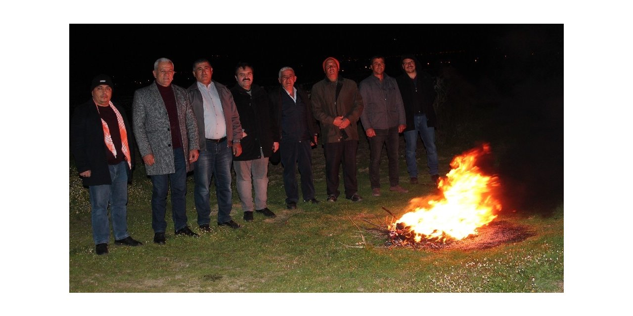 Üzüm bağları dondan zarar görmesin diye lastik yaktılar