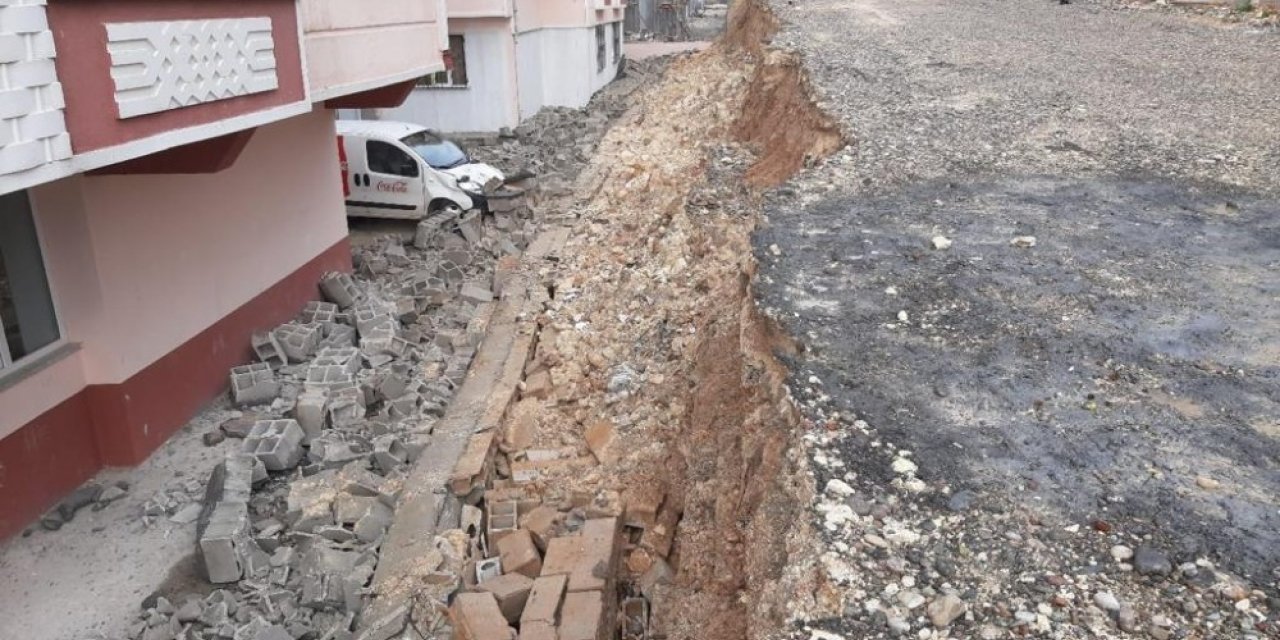 Yıldırım duvarı yıktı