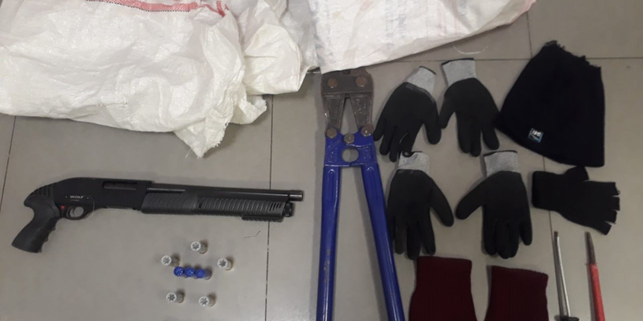 İş yerinden hırsızlık yaptıkları iddiasıyla gözaltına alınan 3 şüpheliden 2'si tutuklandı