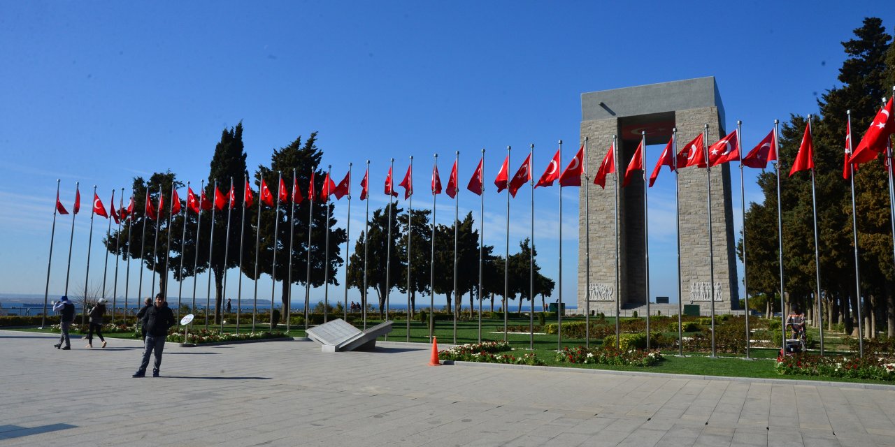 Çanakkale'de vatandaşlar,  Şehitler Abidesi'nde şehitler için dua etti