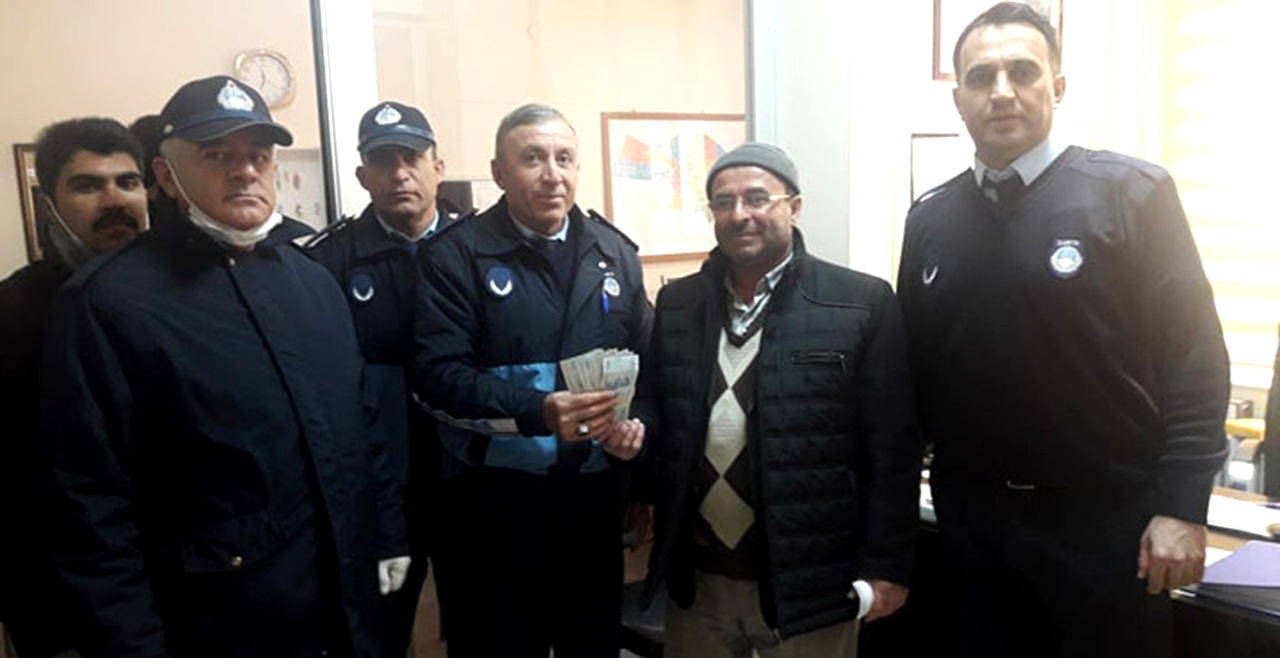 Yolda düşürülen paranın sahibi anons ile bulundu
