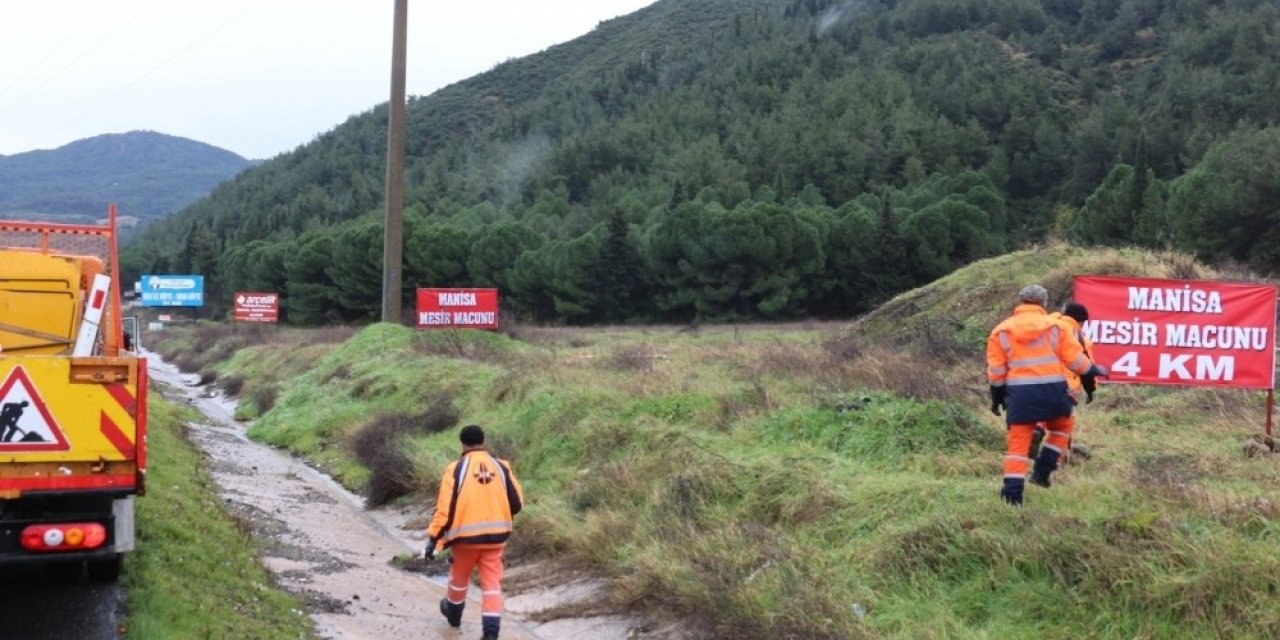 İzinsiz totem ve tanıtım levhaları toplandı