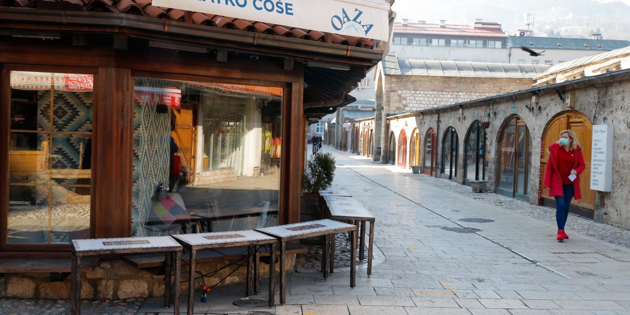 Avrupa'da Kovid-19 vakaları arttıkça tedbirler de sıkılaştırılıyor