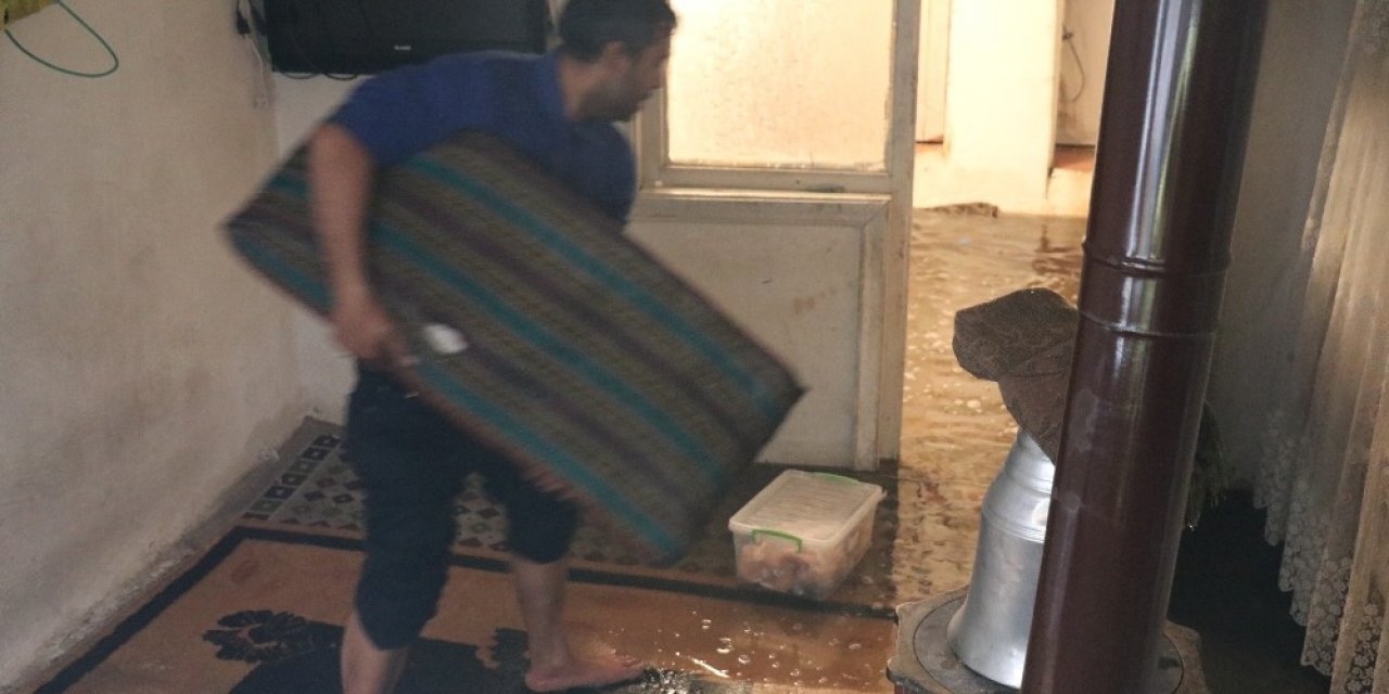 Şiddetli yağış nedeniyle evini su bastı