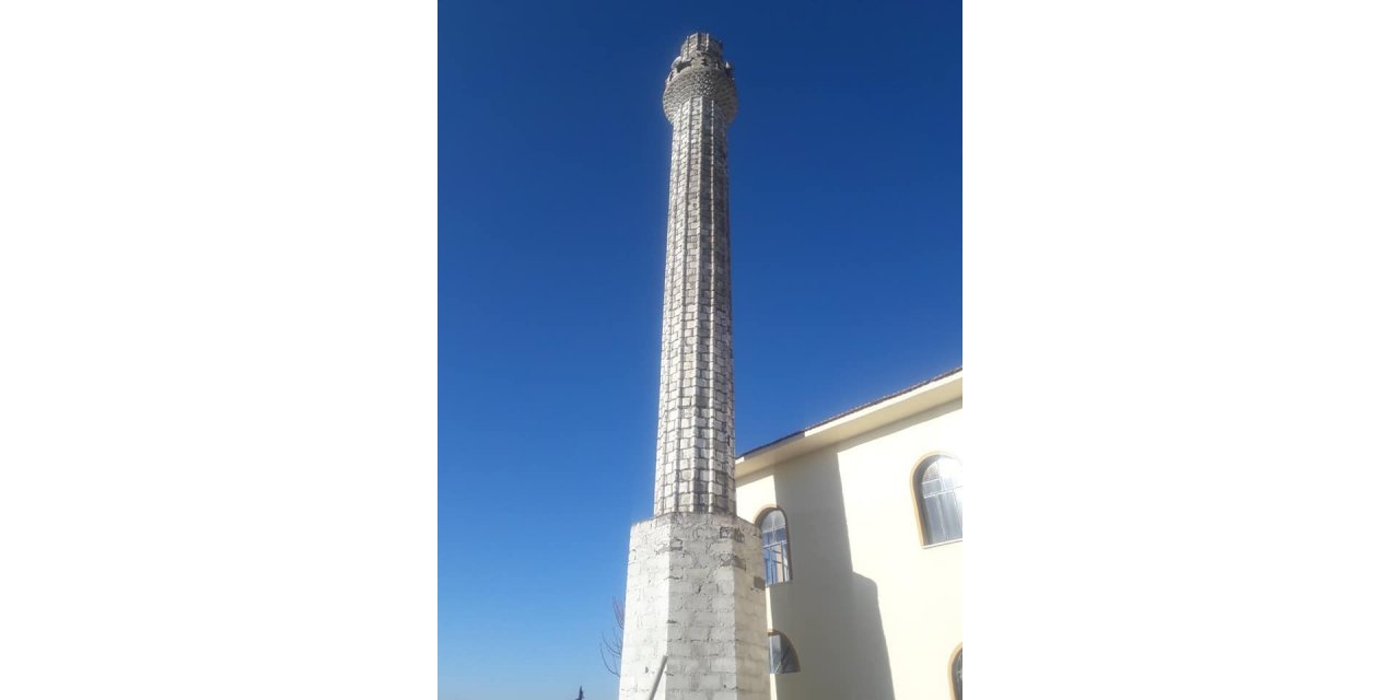 Şiddetli rüzgar minareyi yıktı