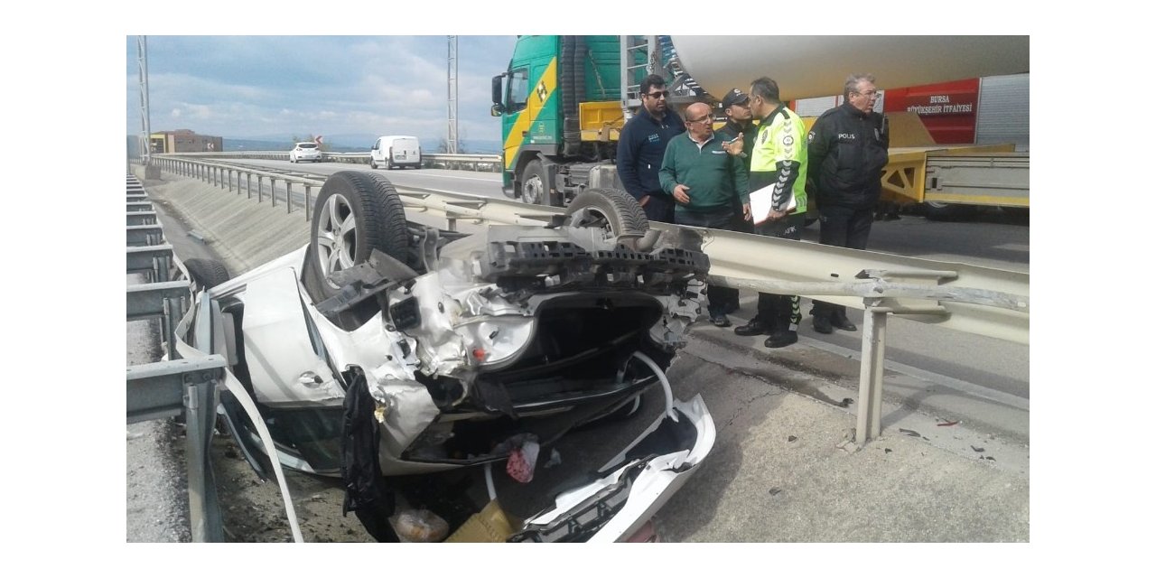 Defalarca takla atan otomobilden 3 kişi sağ kurtuldu