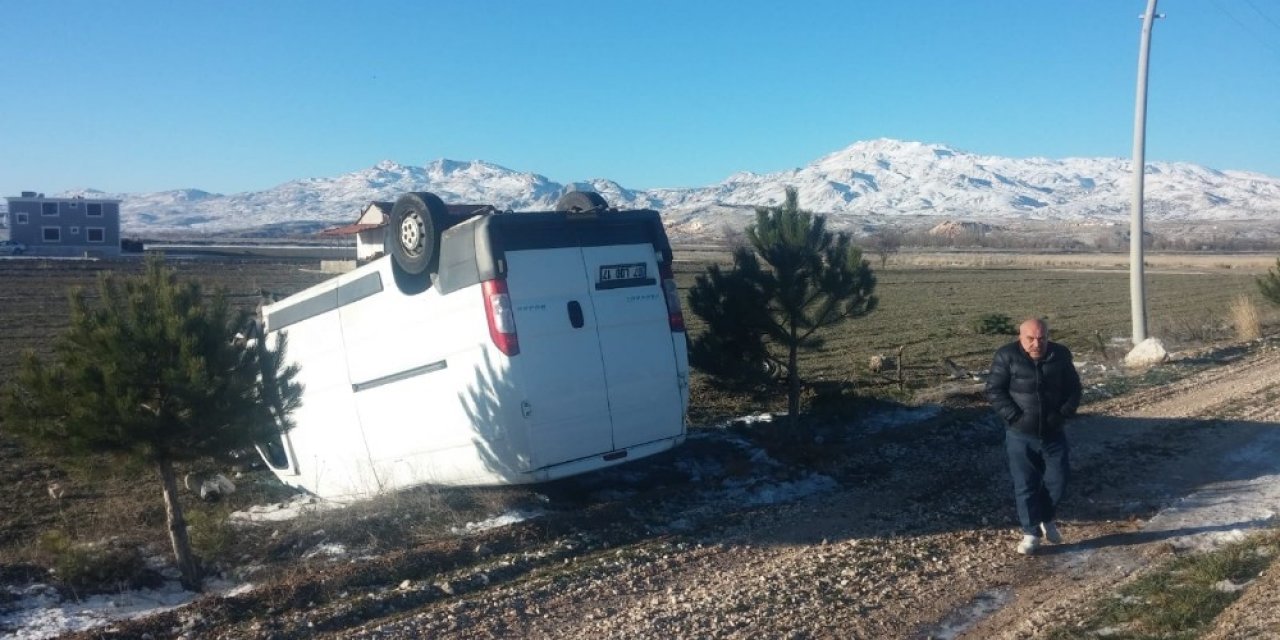 Antalya’da kamyonet tarlaya uçtu: 2 yaralı