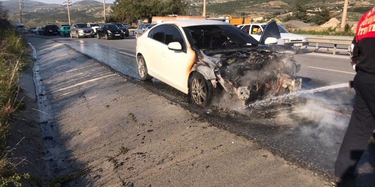 Lüks otomobil seyir halindeyken alev aldı
