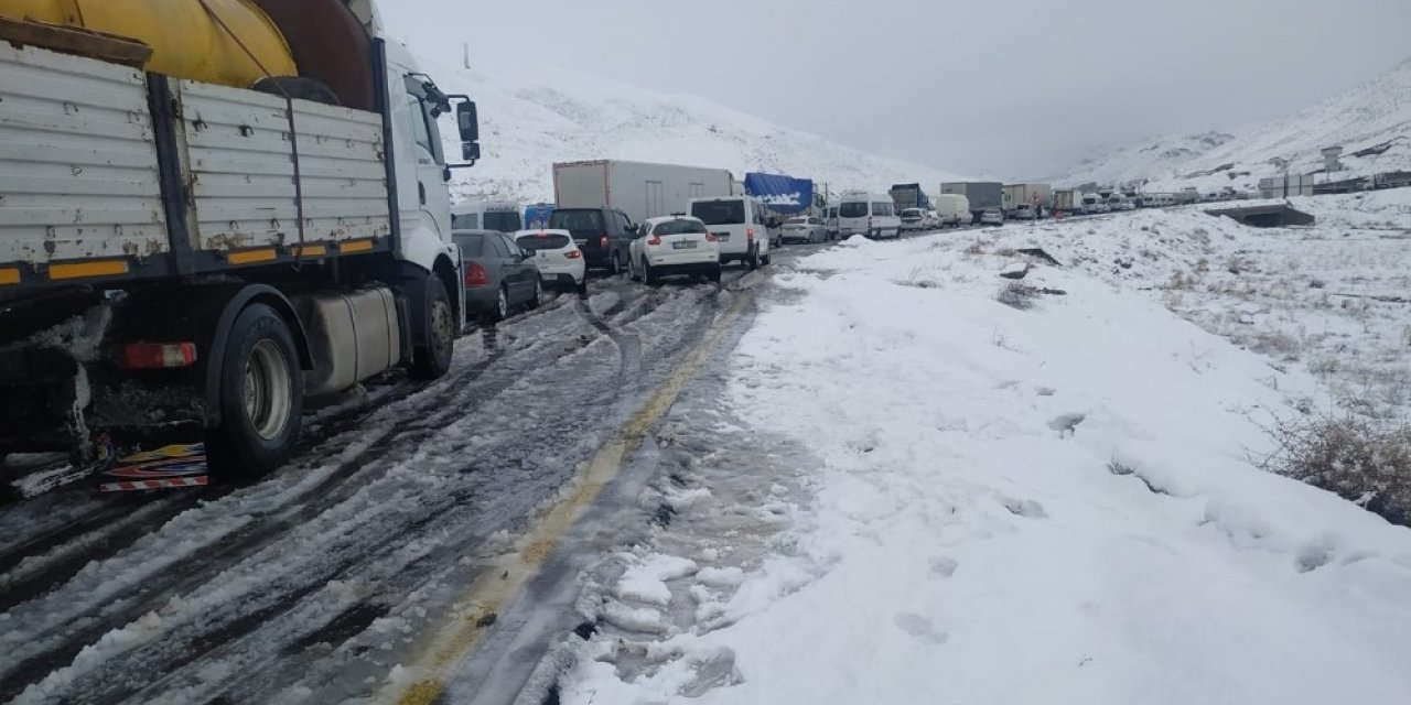 Yüksekova yolunda onlarca araç mahsur kaldı