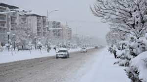 Malatya'da etkili olan kar ulaşımda aksamalara yol açtı