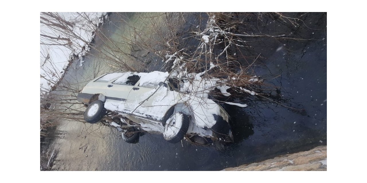 Kayıp şahıs dere yatağına uçan otomobilinde ölü bulundu