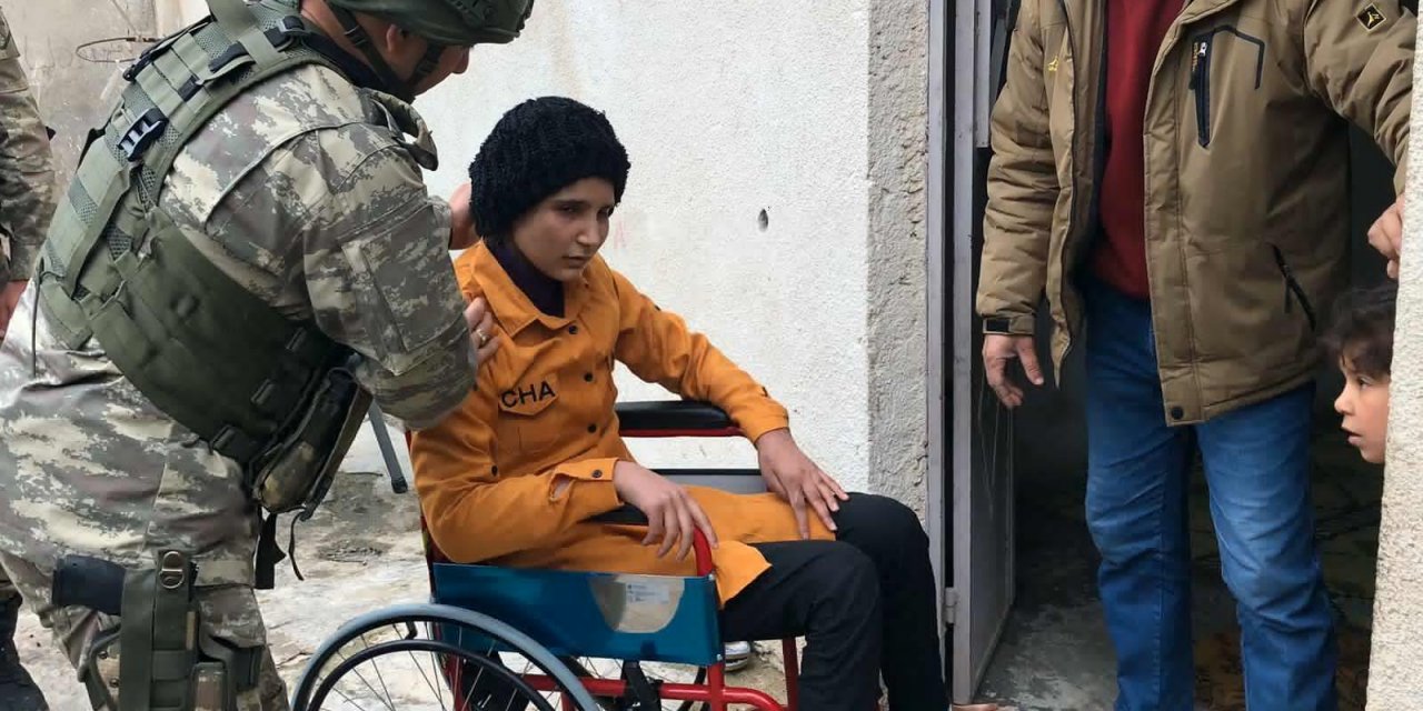 Mehmetçikten terör örgütünün mayınlı saldırısında yaralanan kız çocuğuna tekerlekli sandalye