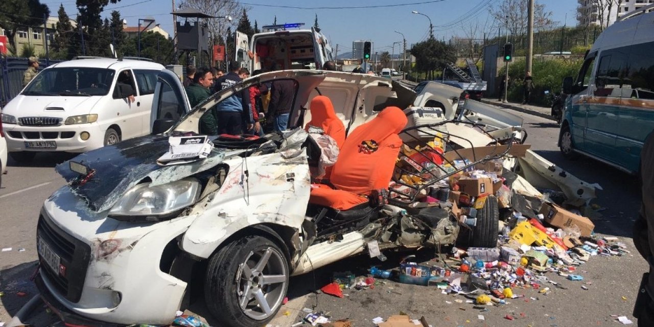 İzmir’de 3 aracın karıştığı kaza anı güvenlik kamerasına yansıdı