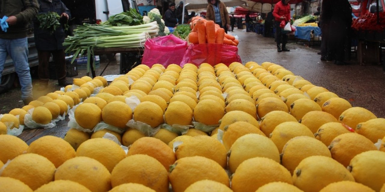 Marketlerdeki kalabalık pazara yansımadı, meyve fiyatları yarı yarıya düştü