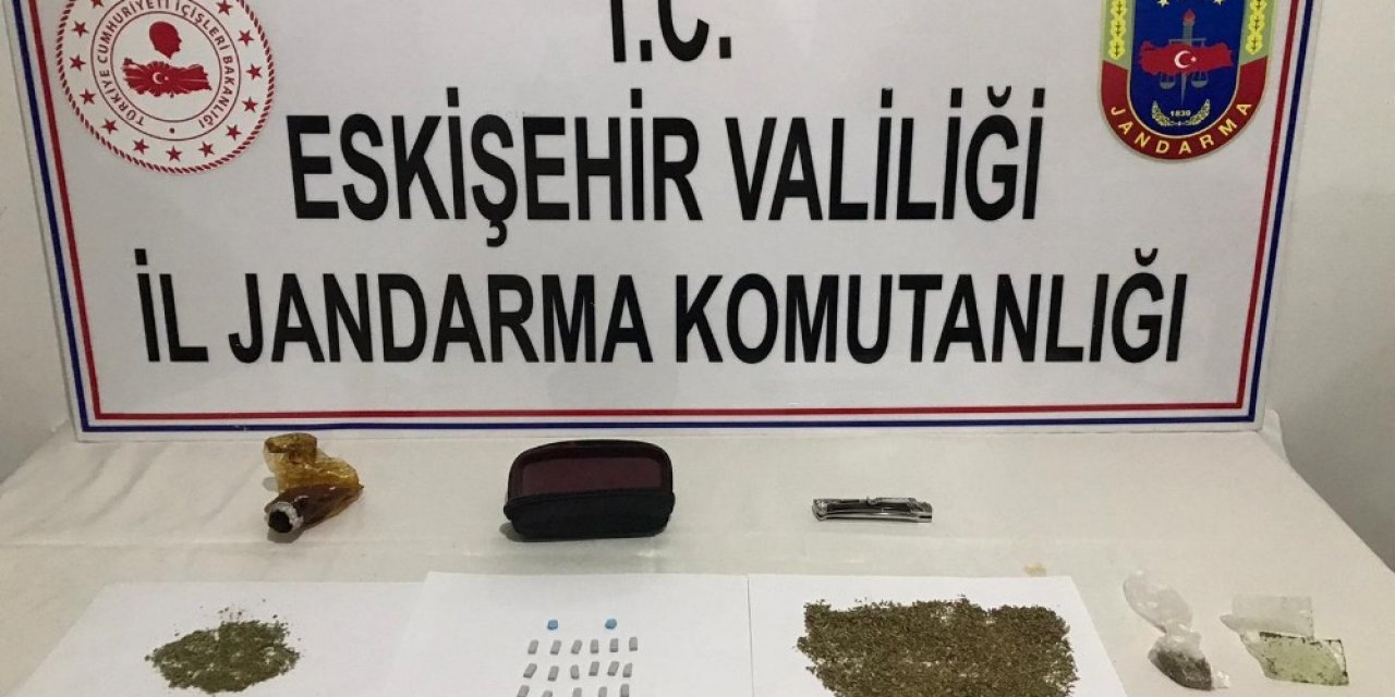 Uyuşturucu madde ticareti yapmak ve bulundurmak suçlarından 2 kişi yakalandı