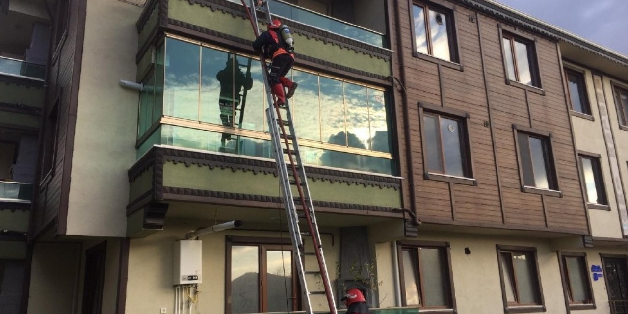 Tartıştığı eşine kızdı evi yaktı