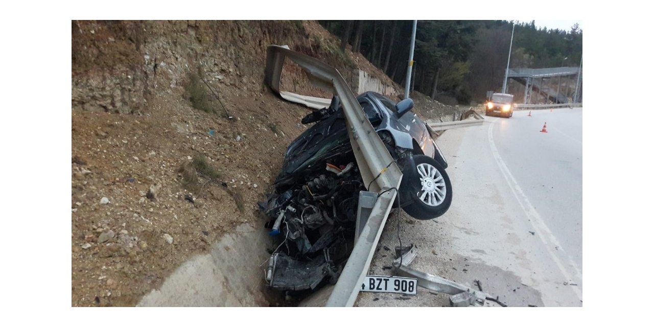 Kontrolden çıkan otomobil bariyerlere vurarak durabildi