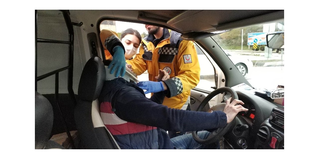 Kırmızı ışıkta bekleyen araca çarpan sürücü ölümden döndü