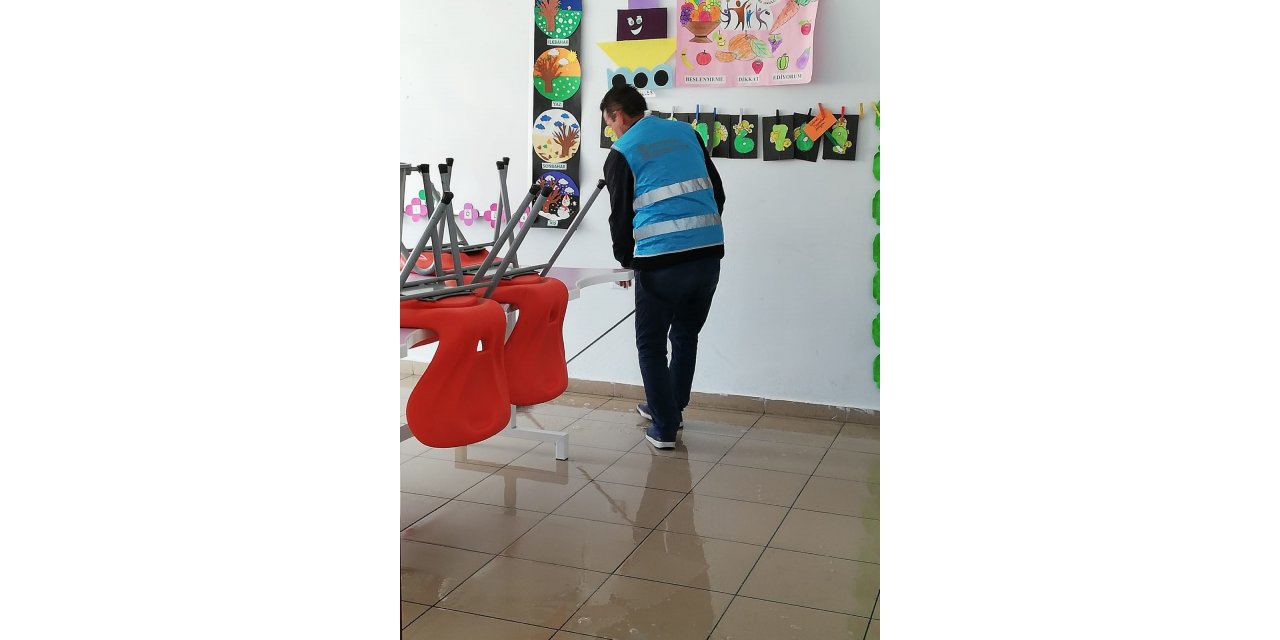 Antalya'da yükümlüler, okullarda dezenfeksiyon çalışmalarına katıldı