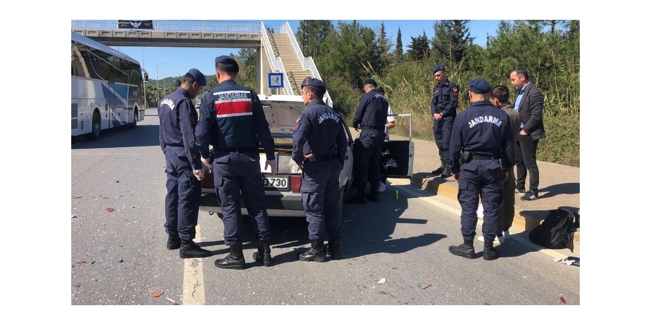 Kazaya karışan otomobili inceleyen jandarma uyuşturucu buldu