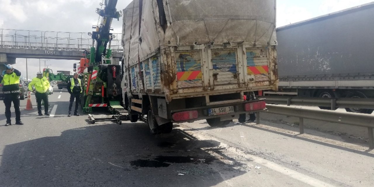 TEM’de kamyonet devrildi, trafik kilitlendi