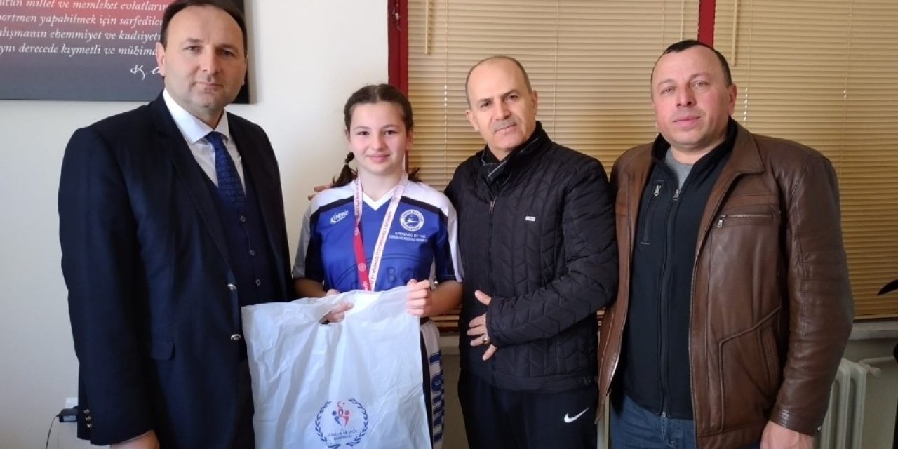 Başarılı sporcu ödüllendirildi