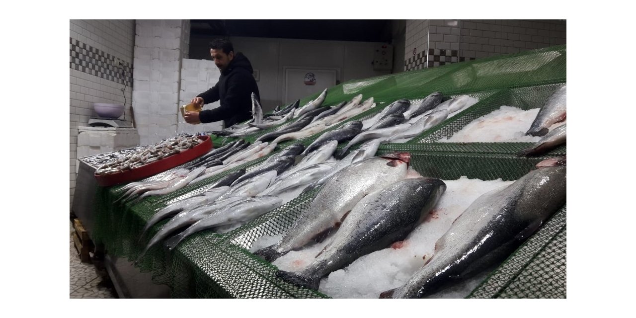 Korona virüs tedbirleri balık tezgahlarını da etkiledi