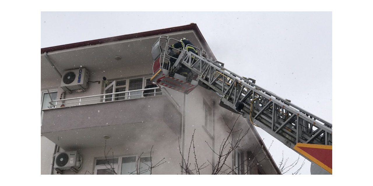 Yangında mahsur kalan 7 kişiyi itfaiye ekipleri kurtardı