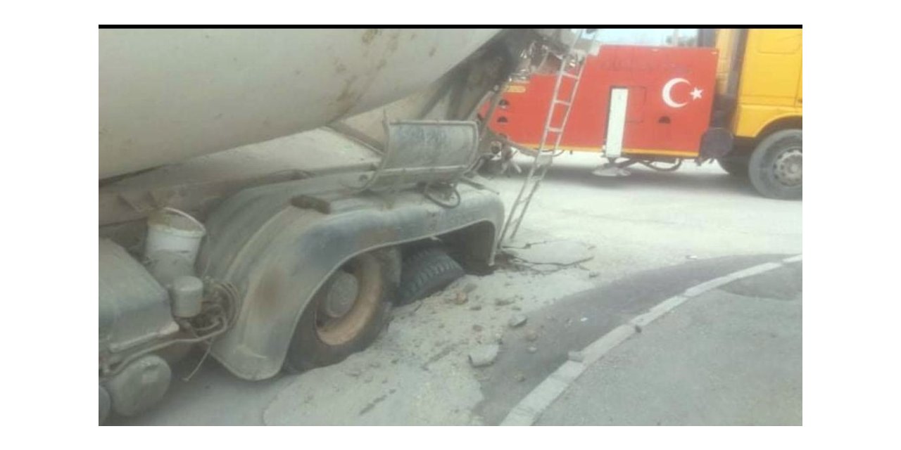 Beton mikserini taşıyamayan yol çöktü