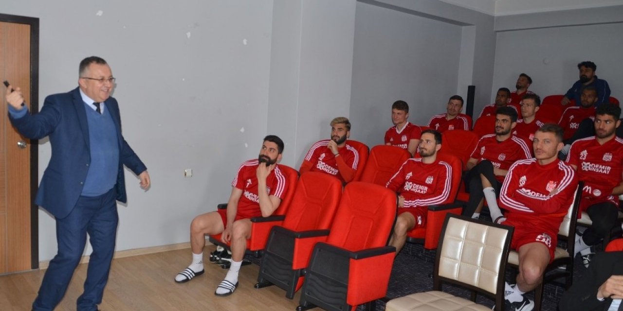 Sivasspor’da futbolculara korona virüs eğitimi verildi