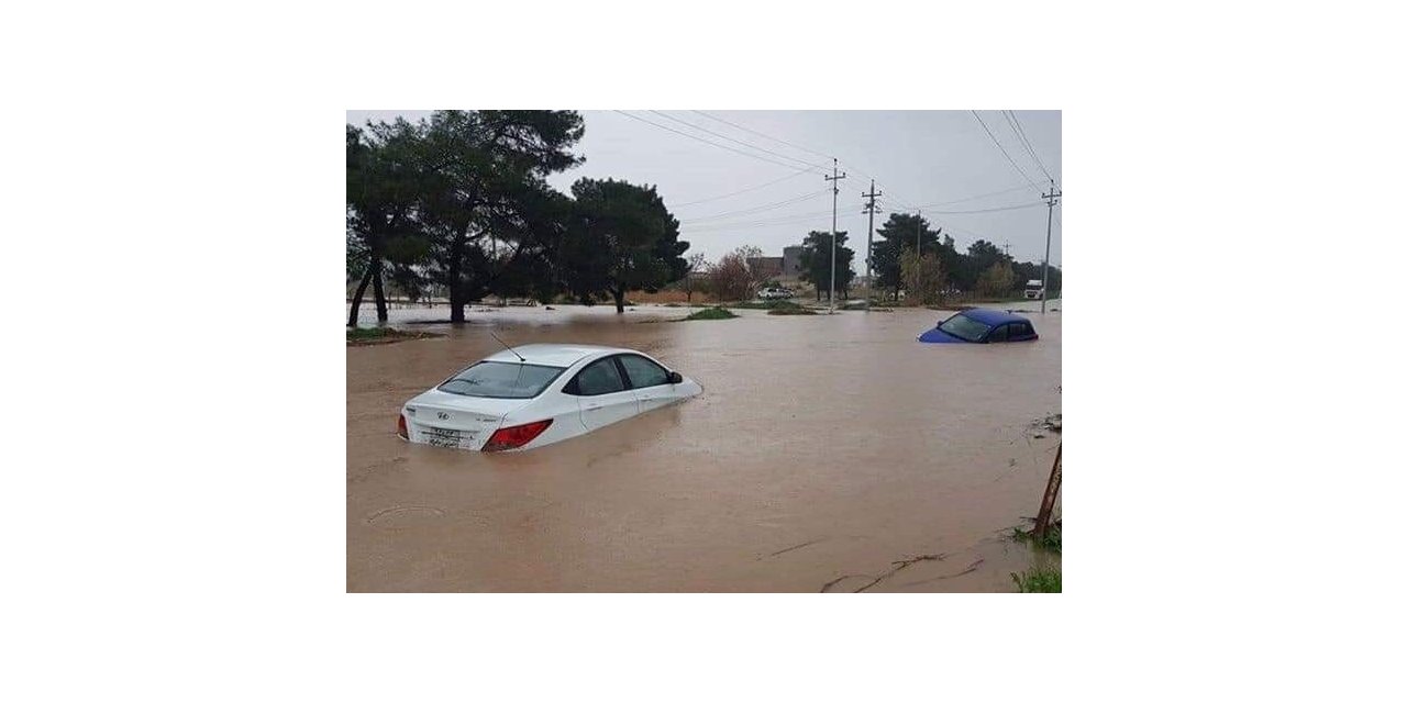 Irak'ın Duhok kentindeki selde çok sayıda ev ve araç zarar gördü