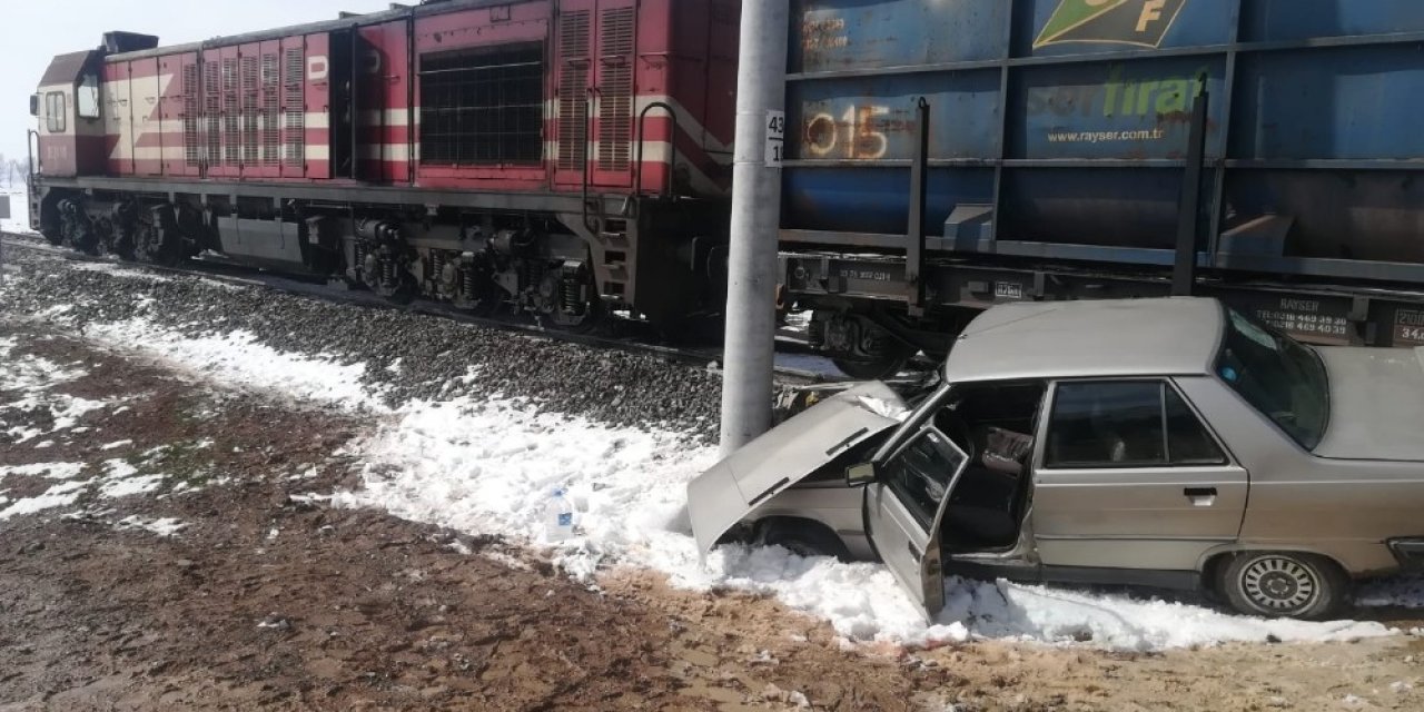 Hemzemin geçitte yük treni ile otomobil çarpıştı: 2 yaralı