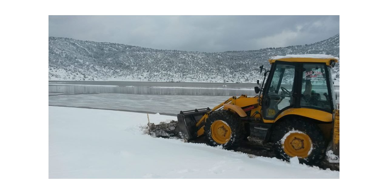 Yaylada hayvanlarıyla mahsur kalan çobanların imdadına belediye ekipleri yetişti