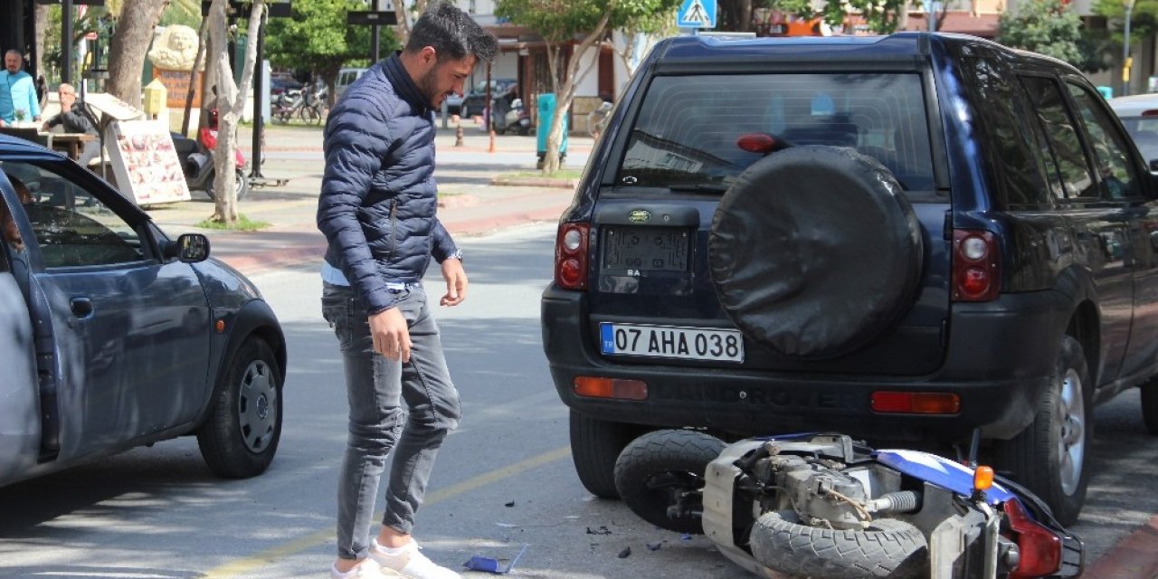Alanya’da kaza yapan genç öfkesini motosikletten çıkardı