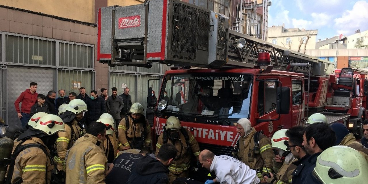 Bayrampaşa’da plastik ürünlerin olduğu depoda yangın
