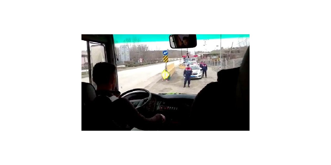 Otobüse yolcu gibi binen jandarma personeli, kural ihlali yapan sürücüleri belirledi