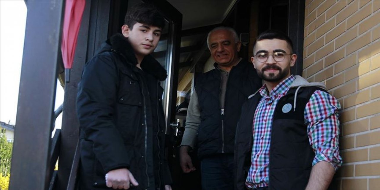 Müslüman gençlerden dışarı çıkamayan yaşlılara yardım