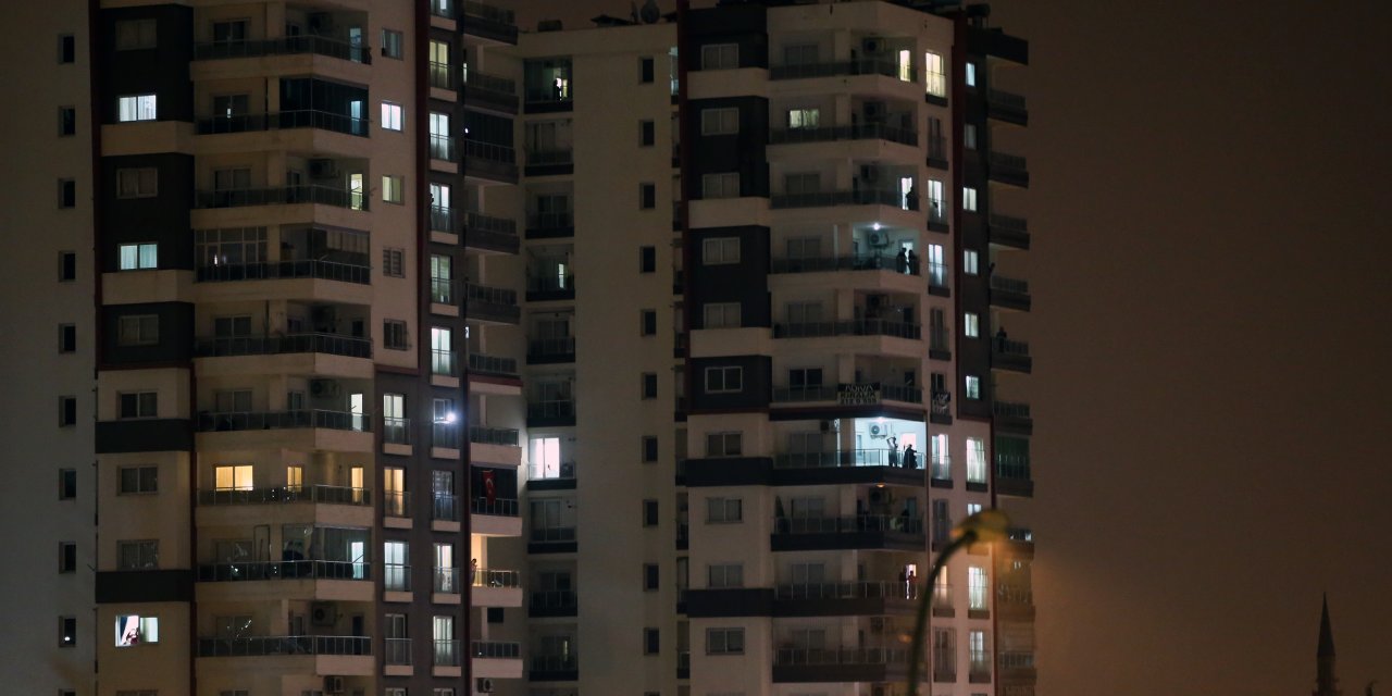 Adana'da sağlık çalışanlarına alkışlı destek