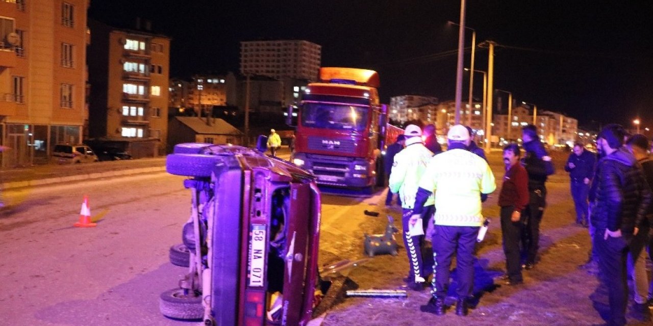 Tır ile otomobil çarpıştı: 5 yaralı