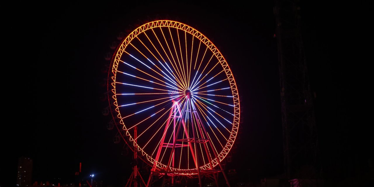 Antalya'da 90 metre yüksekliğindeki dönme dolaptaki ışıklandırmayla koronavirüs uyarısı