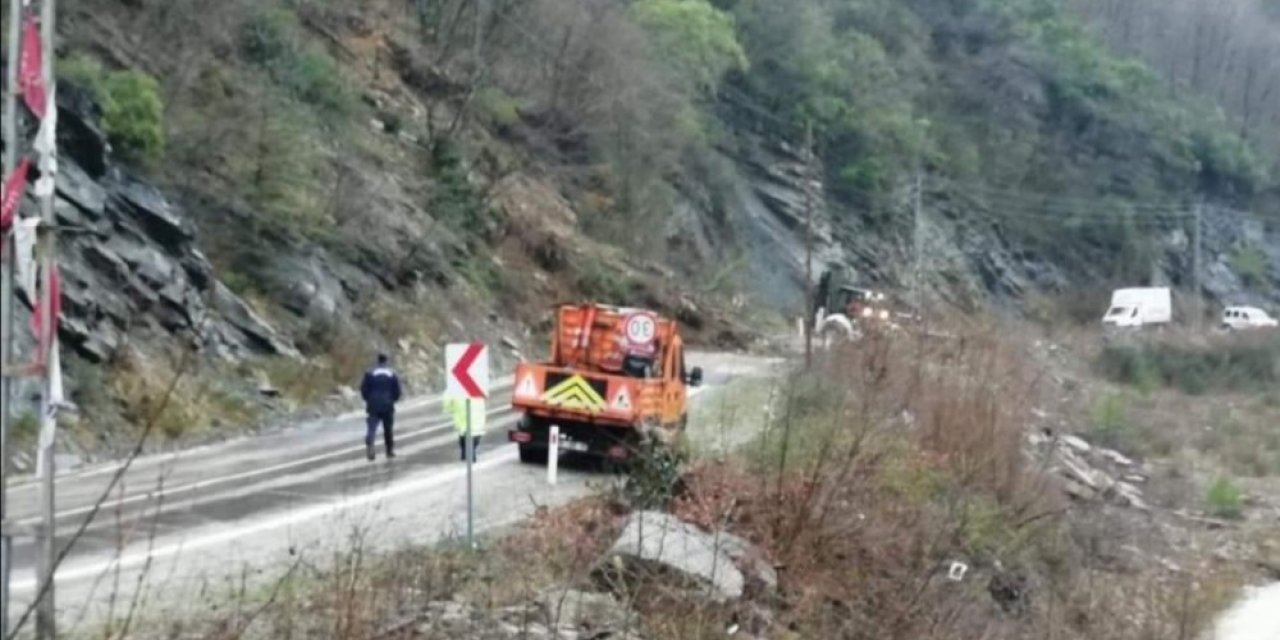 Türkeli-Ayancık karayolunda heyelan
