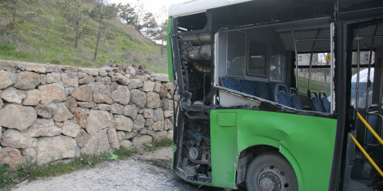Arızalanan otobüs duvara çarparak durabildi