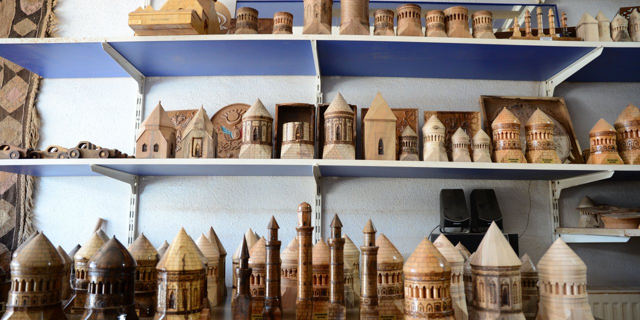 Bitlis'te kurumuş ceviz ağaçları tarihi eserlerin maketine dönüştürülüyor