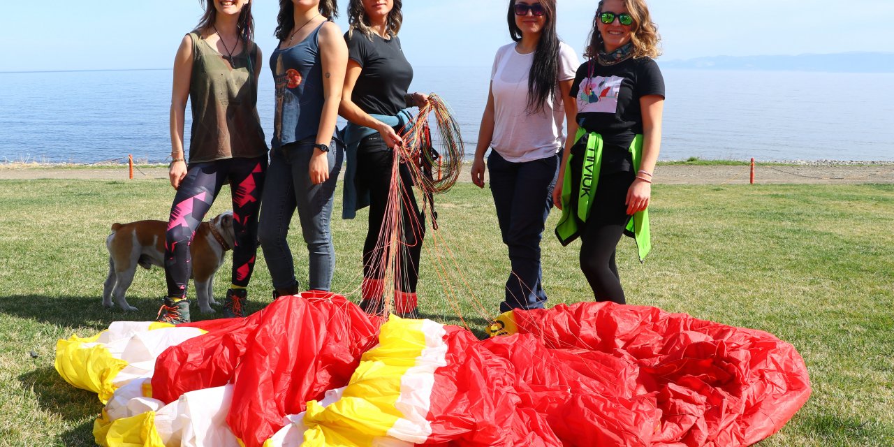 Gökyüzünün hakimi kadın paraşütçüler