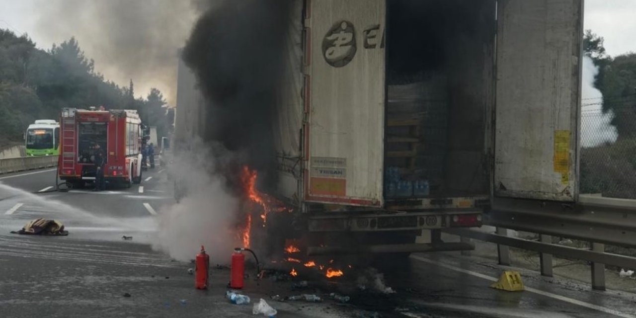 Alev alan tırı küle dönmekten itfaiye ekipleri kurtardı
