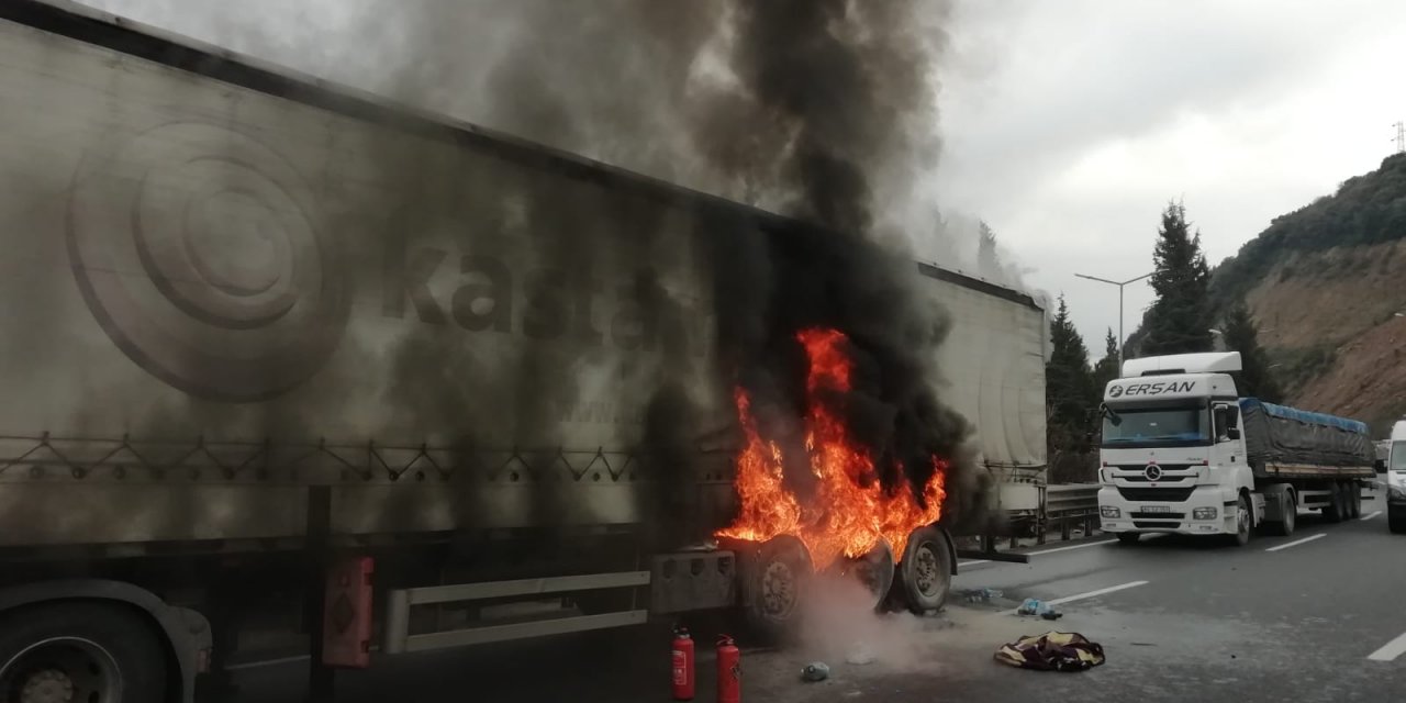 Kocaeli'de seyir halindeki tırda çıkan yangın söndürüldü