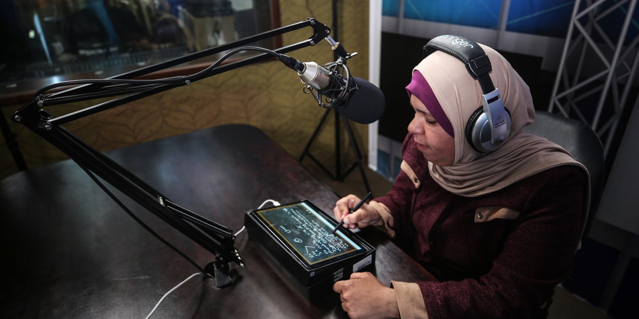 Gazze'de, koronavirüsün engellediği eğitim radyo ve sosyal paylaşım siteleri üzerinden veriliyor